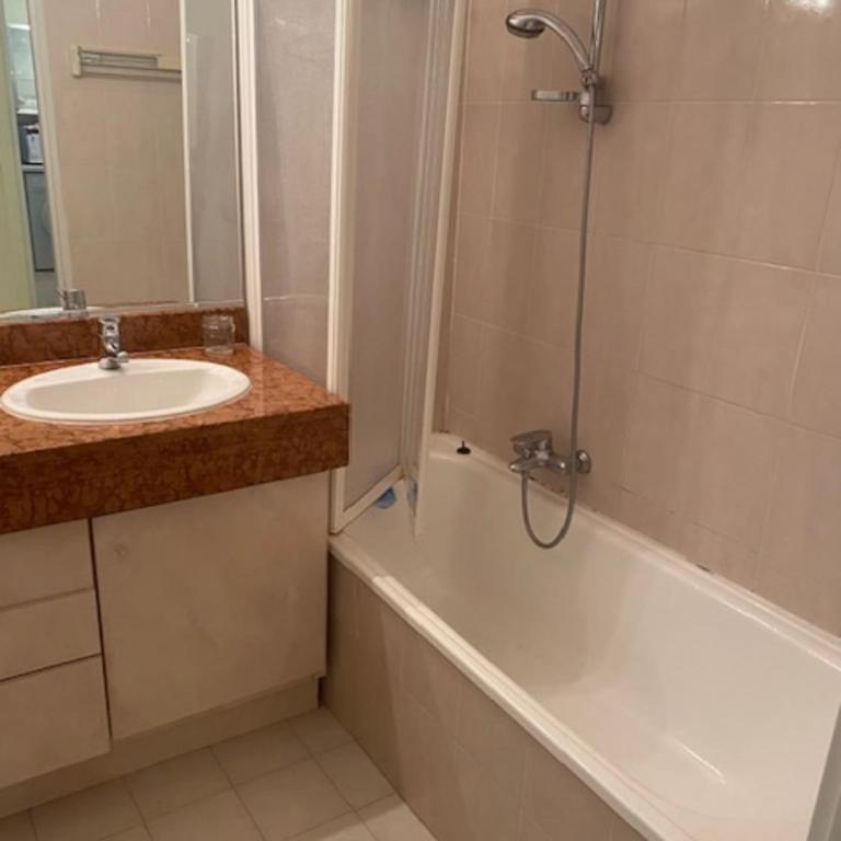 Appartement avec piscine partagée et terrasse - Appartement - 3