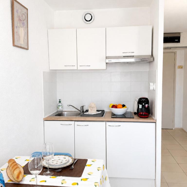 Le Thiers Azur AP4520 by Riviera Holiday Homes - Studio - 2