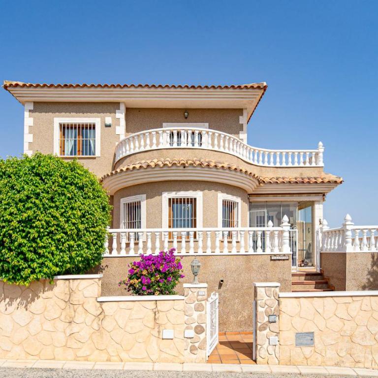 Stylish Villa near beach & pool access - Two-Bedroom House - 1