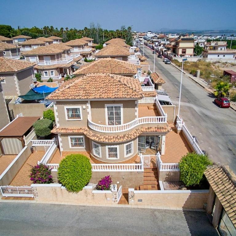 Stylish Villa near beach & pool access - Two-Bedroom House - 11