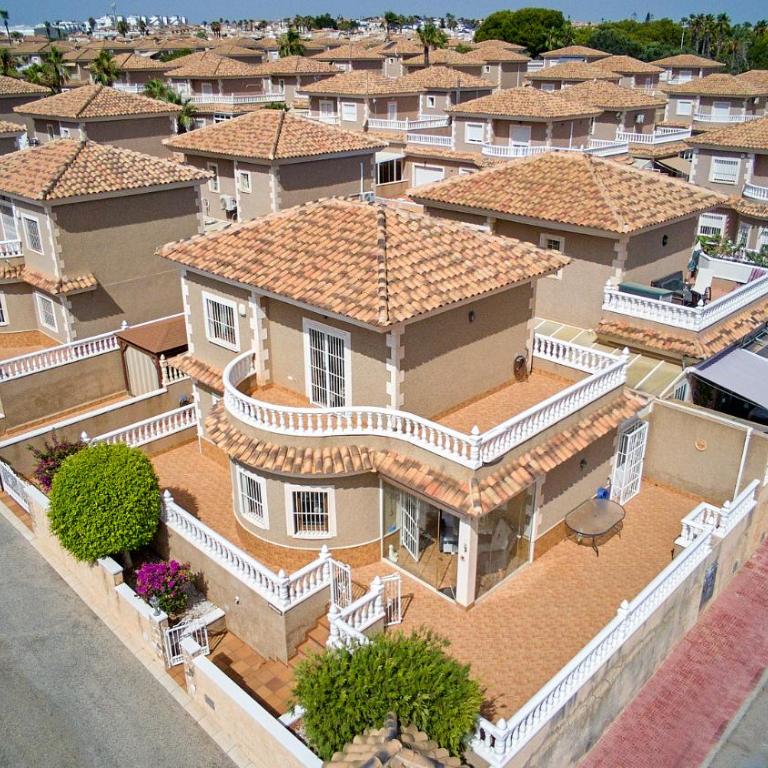 Stylish Villa near beach & pool access - Two-Bedroom House - 34