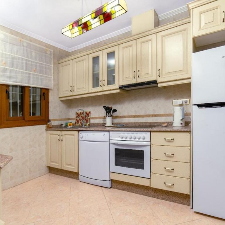 Stylish Villa near beach & pool access - Two-Bedroom House - 40