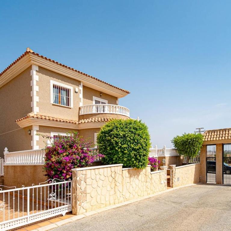 Stylish Villa near beach & pool access - Two-Bedroom House - 52