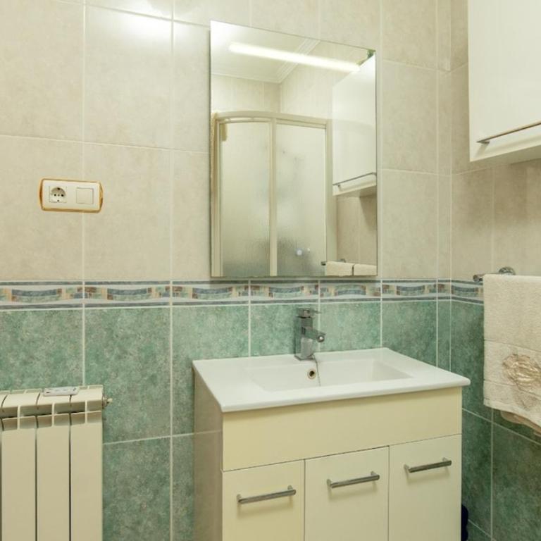 Stylish Villa near beach & pool access - Two-Bedroom House - 53