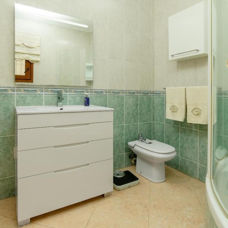 Stylish Villa near beach & pool access - Two-Bedroom House - 55