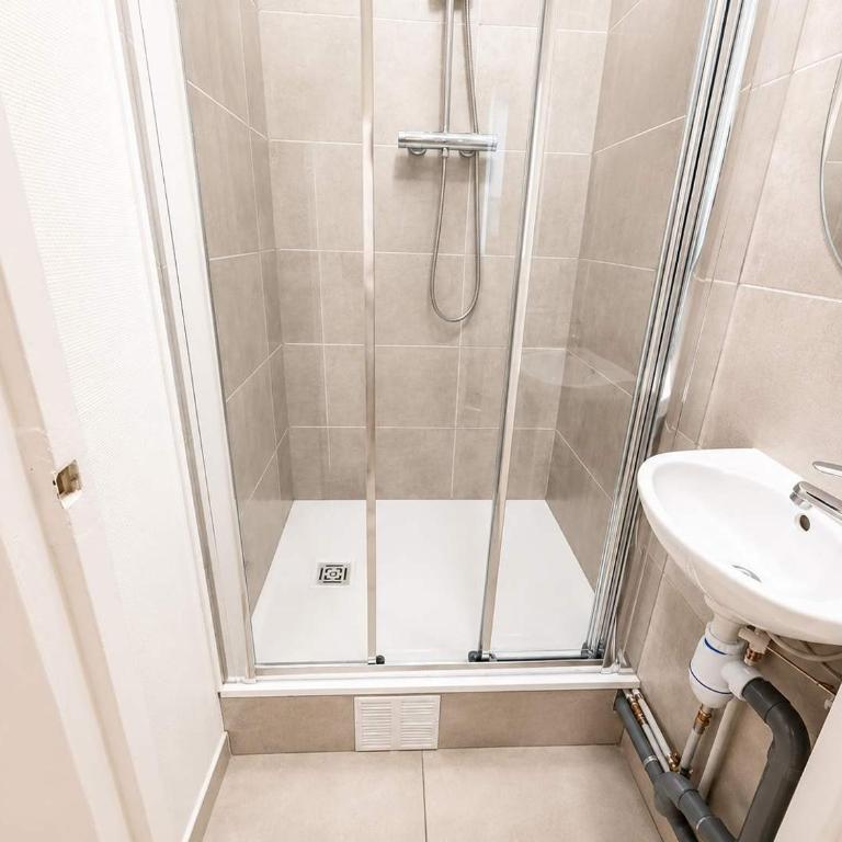 Charmant studio tout equipe proche metro - Apartment - 6