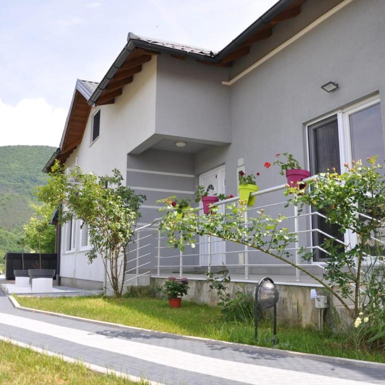 Villa Saraj with Swimming Pool & Jacuzzi near Sarajevo - Villa - 62