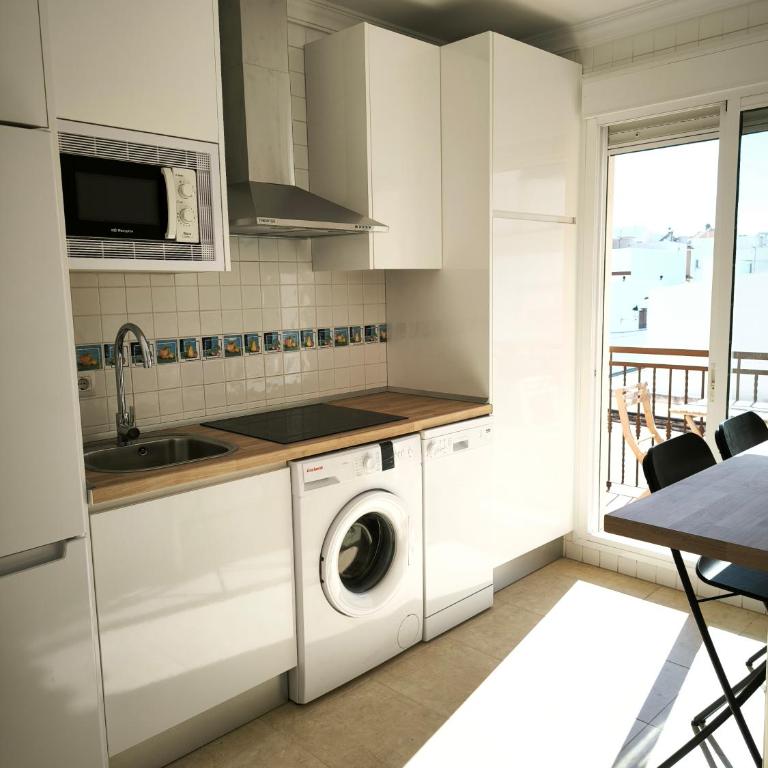 Apartamentos Ramón y Cajal, 23 - Apartamento de 2 dormitorios con balcón - 4