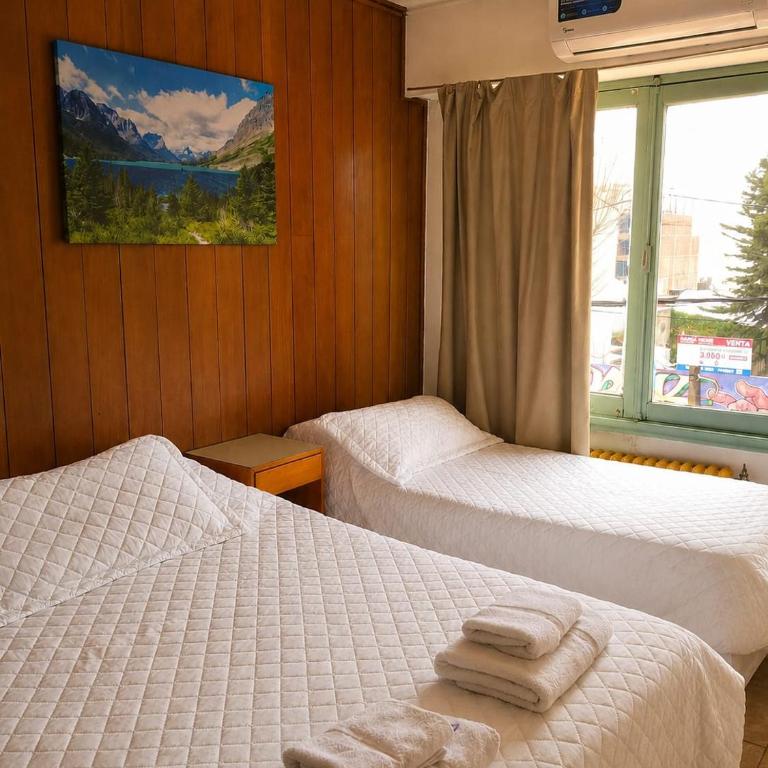 Casa Gaia Bariloche - Guesthouse - Habitación Triple con vistas a la ciudad - 1