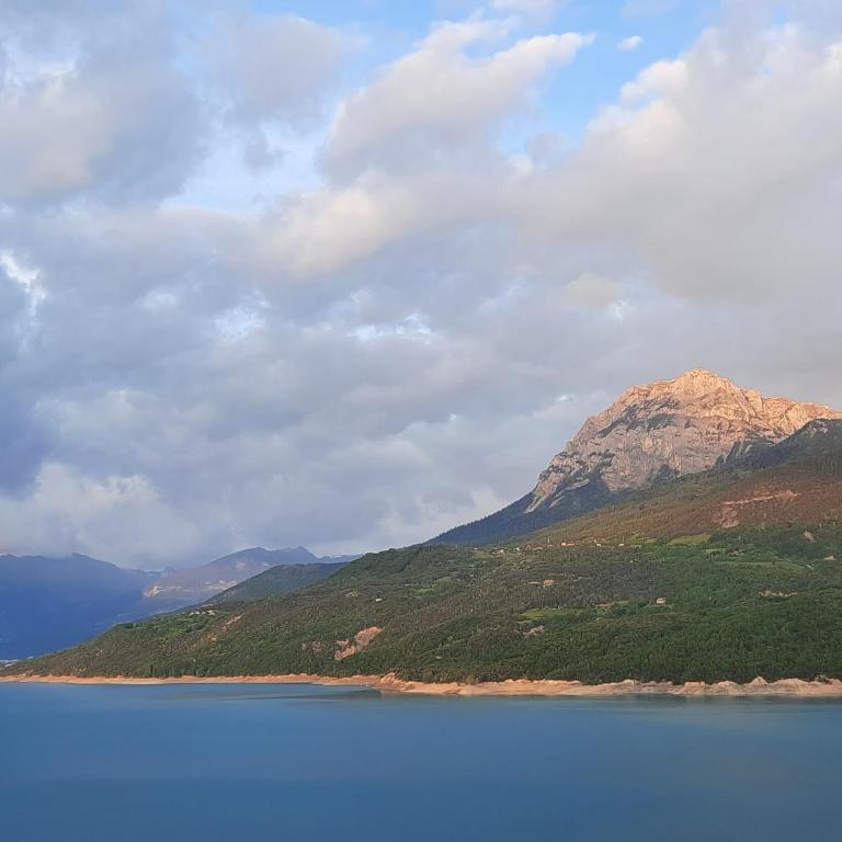 Vue imprenable sur Lac de Serre-Ponçon à Chorges : appt prestige 8 pers - Three-Bedroom Apartment - 2