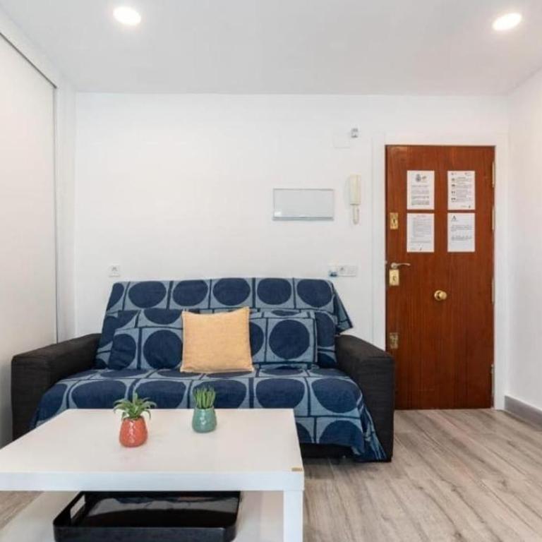 CG944 - Renovated Apartment with City Views, AC and Lift - Free Street Parking - Apartamento - 3