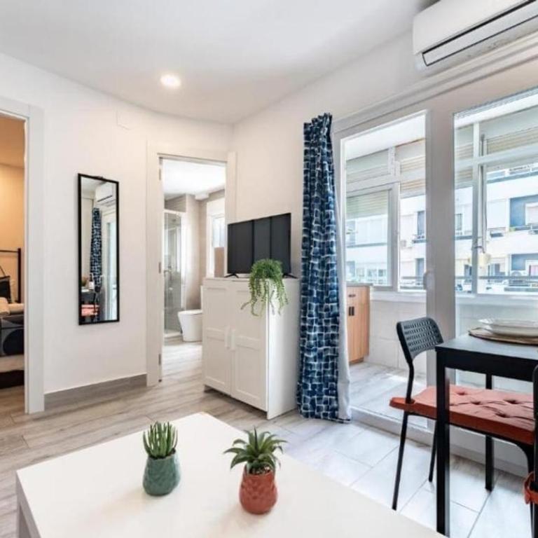 CG944 - Renovated Apartment with City Views, AC and Lift - Free Street Parking - Apartamento - 1