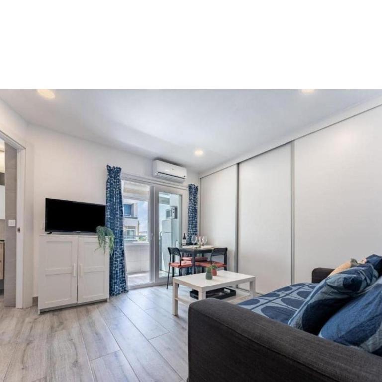 CG944 - Renovated Apartment with City Views, AC and Lift - Free Street Parking - Apartamento - 15