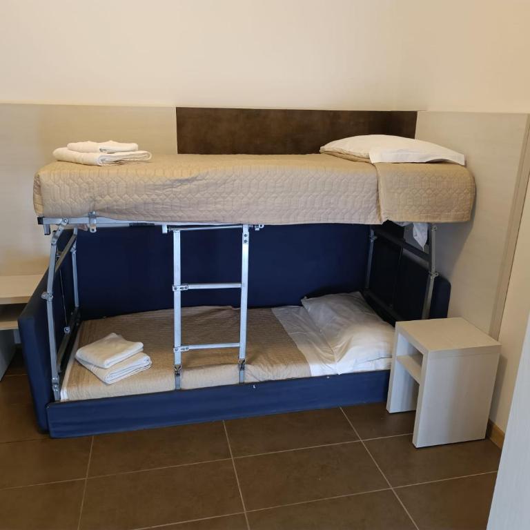Hotel Aria di Mare Bed & Breakfast & Beach in centro a Riccione - Camera Budget Doppia con Letti Singoli - 3
