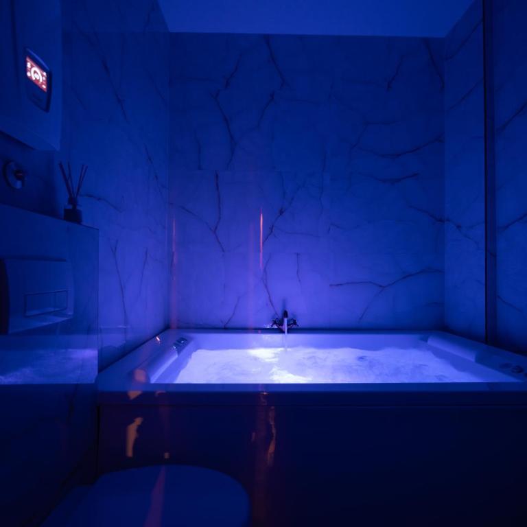 Jacuzzi and Pleasure - Deluxe Apartment - 5
