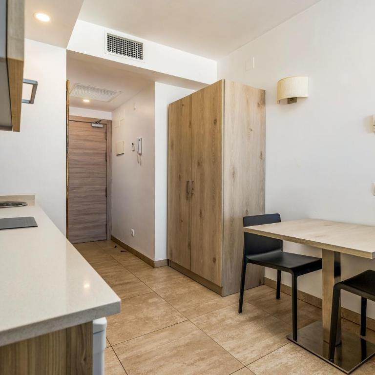 Marina Beach Apartaments - Sea views in the heart of Lloret - Studio mit Balkon - 8