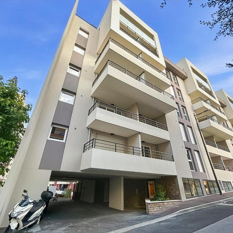 Élégant T2 avec piscine & balcon panoramique - Appartement 2 Chambres - 13