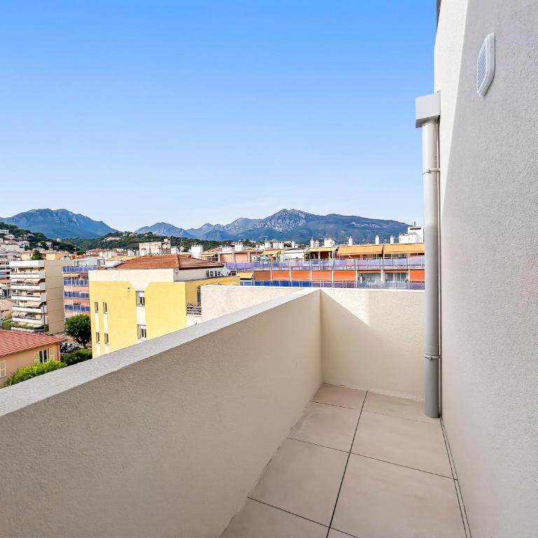 Élégant T2 avec piscine & balcon panoramique - Appartement 2 Chambres - 35