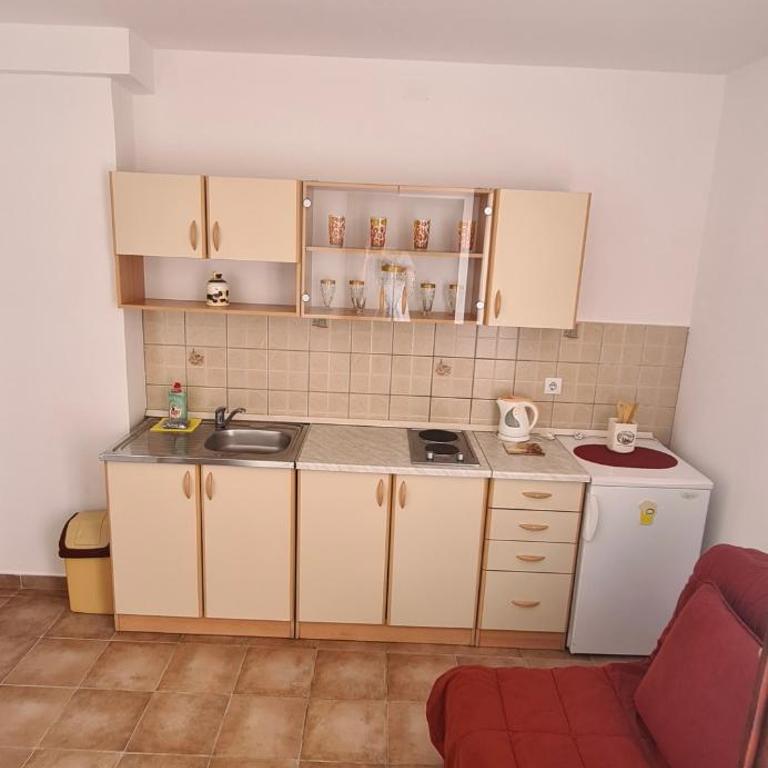 Apartments Sirena - Modern stay with free parking - Dvokrevetna Soba sa Bračnim Krevetom i Balkonom (2 Odrasle Osobe + 1 Dete) - 4