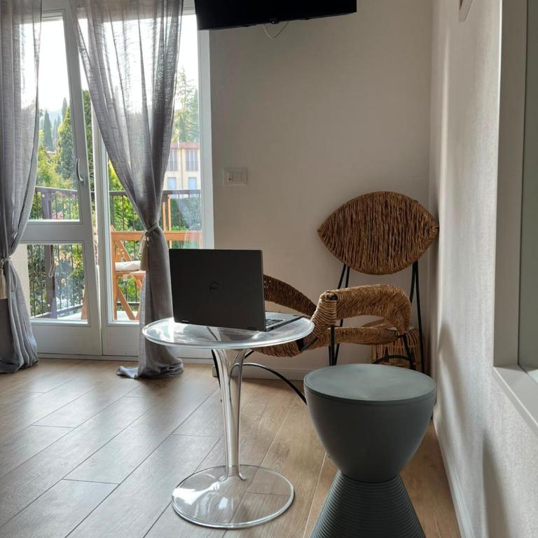 Residence Villa Alba - B&B Suite Disposition 555 Al Vittoriale - Appartamento Monolocale con Letto Queen-Size - 8
