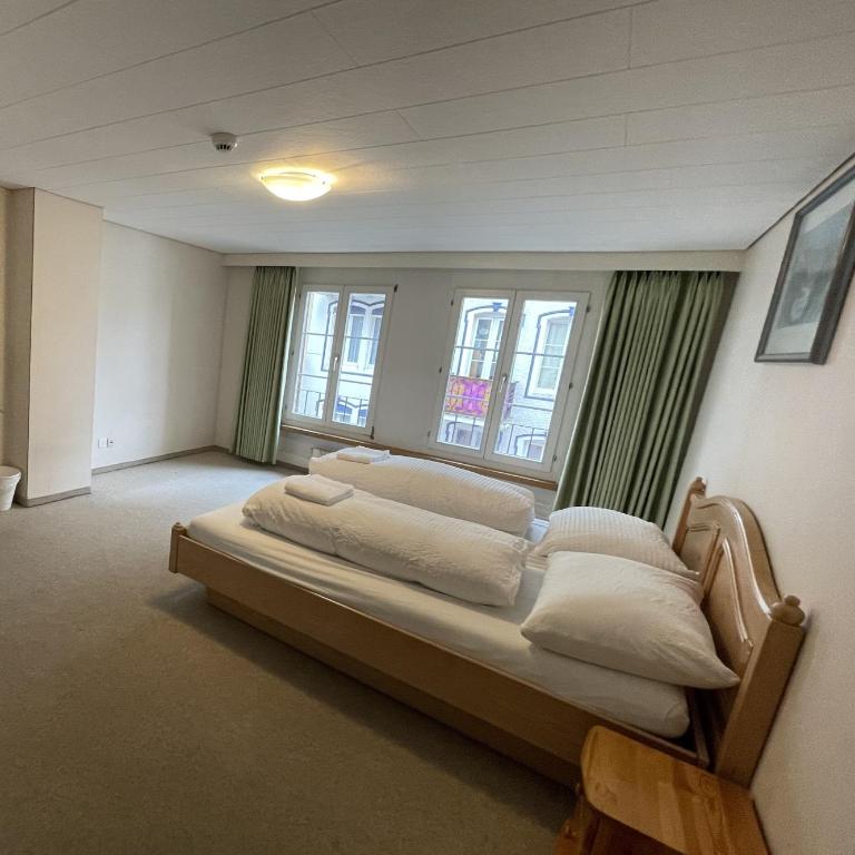 Interlaken Apartment 25 - Chambre Lits Jumeaux avec Salle de Bains Commune - 4