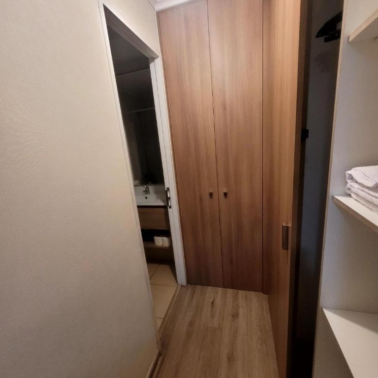 Large Urban Oasis Balcony y Parking y Metro L2 y L4A - Two-Bedroom Apartment - 18