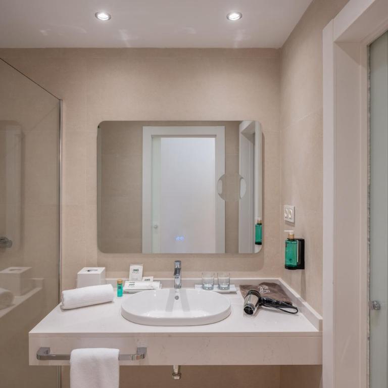 Hotel Las Arenas, Affiliated by Meliá - Premium Room Sea View with Solarium - 4
