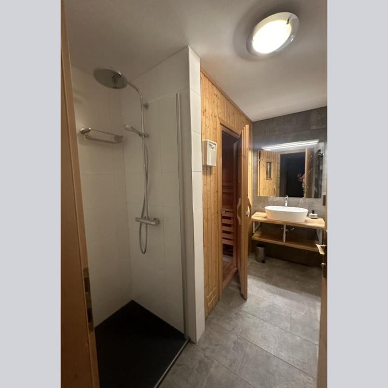 Chalet for 10 people with access to the swimming pool - Ferienhaus - 64