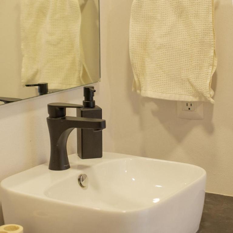 Elegant 2BR Condo in Colomos Providencia - Two-Bedroom Apartment - 51