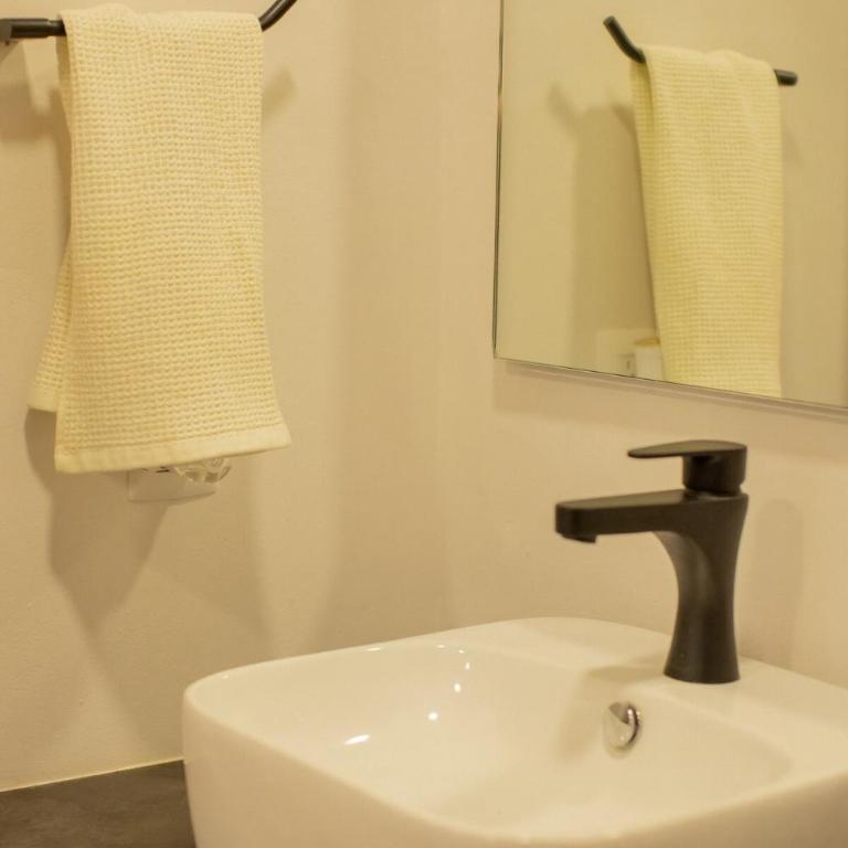 Elegant 2BR Condo in Colomos Providencia - Two-Bedroom Apartment - 55