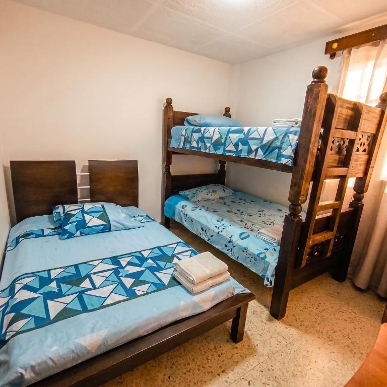 Hostal, casa Jaramillo - Basic Triple Room with Shared Bathroom - 2