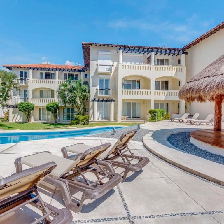 Pool, Gazebo, Parking, 2 Blocks to Beach & 5th Ave - Apartment - 1