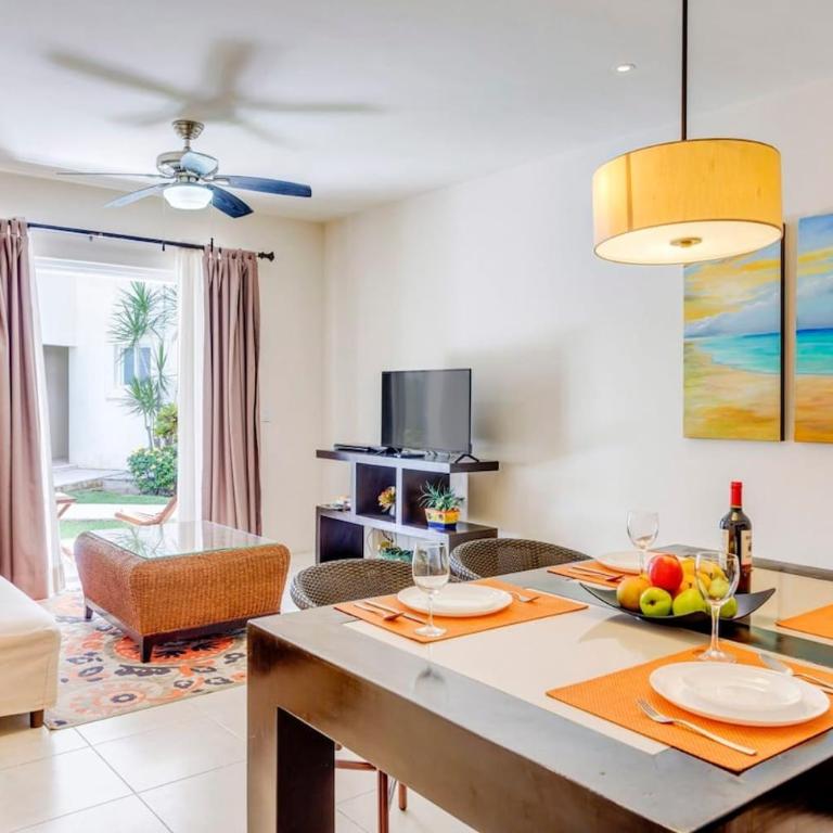 Pool, Gazebo, Parking, 2 Blocks to Beach & 5th Ave - Apartment - 2