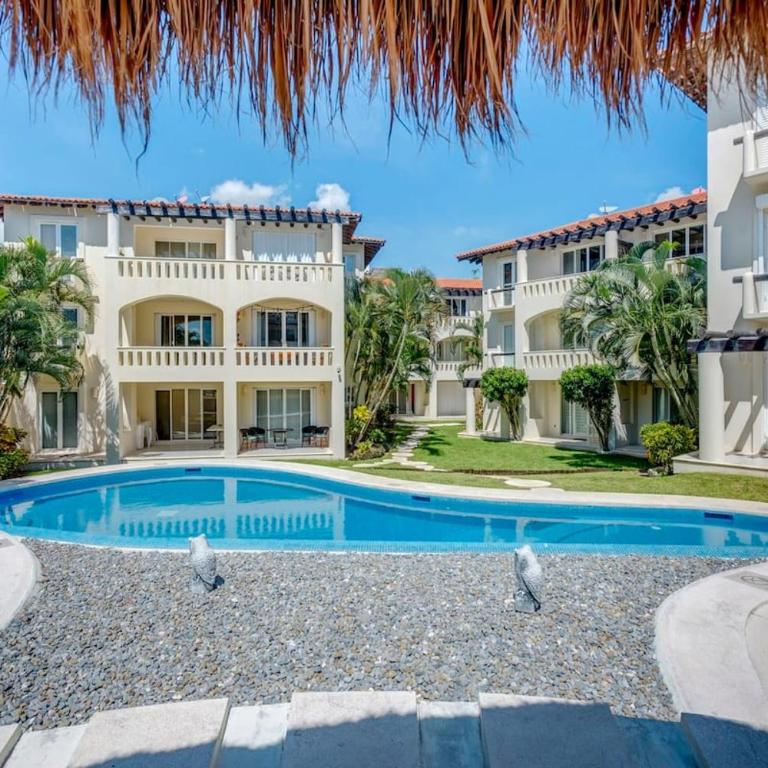 Pool, Gazebo, Parking, 2 Blocks to Beach & 5th Ave - Apartment - 3