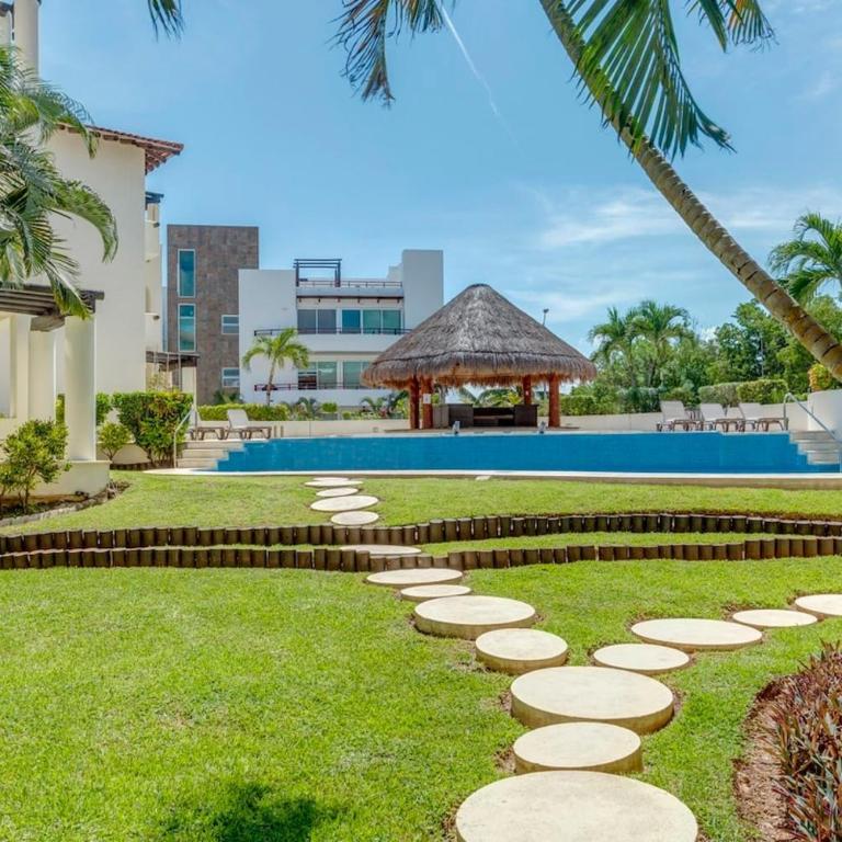Pool, Gazebo, Parking, 2 Blocks to Beach & 5th Ave - Apartment - 4