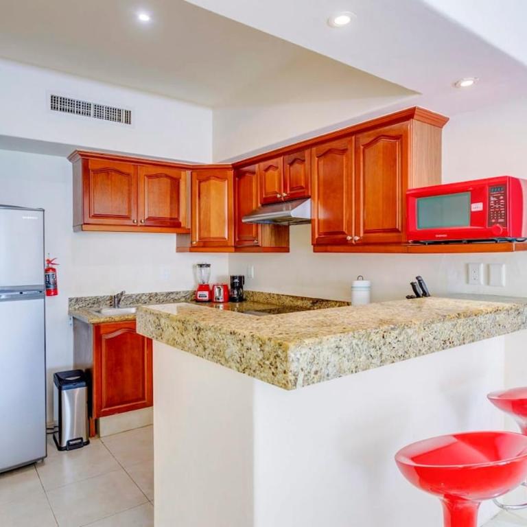 Pool, Gazebo, Parking, 2 Blocks to Beach & 5th Ave - Apartment - 6