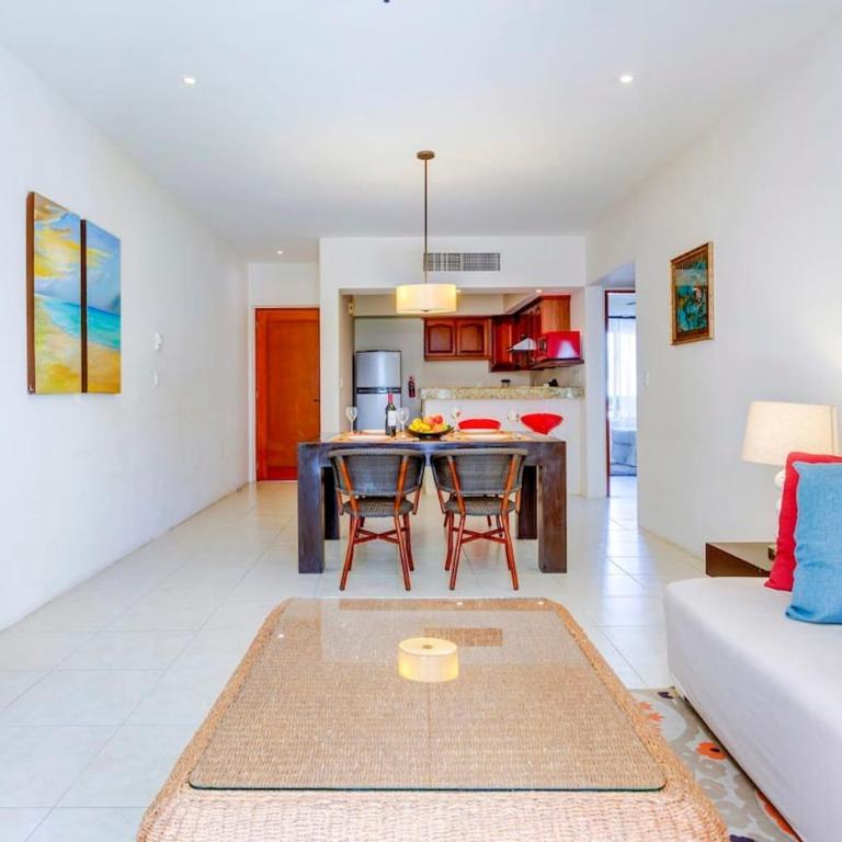 Pool, Gazebo, Parking, 2 Blocks to Beach & 5th Ave - Apartment - 10