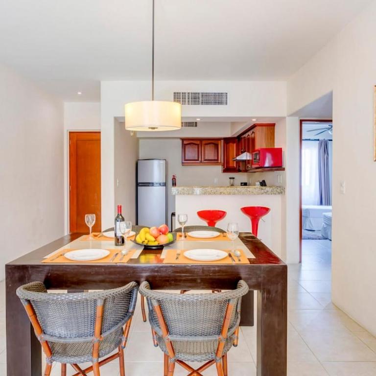 Pool, Gazebo, Parking, 2 Blocks to Beach & 5th Ave - Apartment - 11