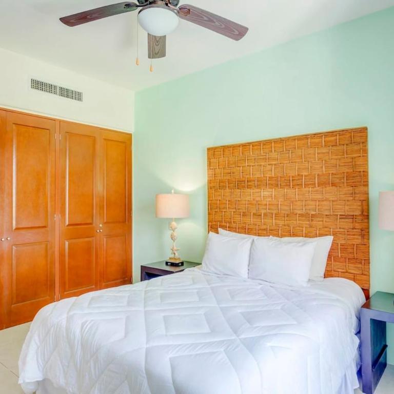 Pool, Gazebo, Parking, 2 Blocks to Beach & 5th Ave - Apartment - 15