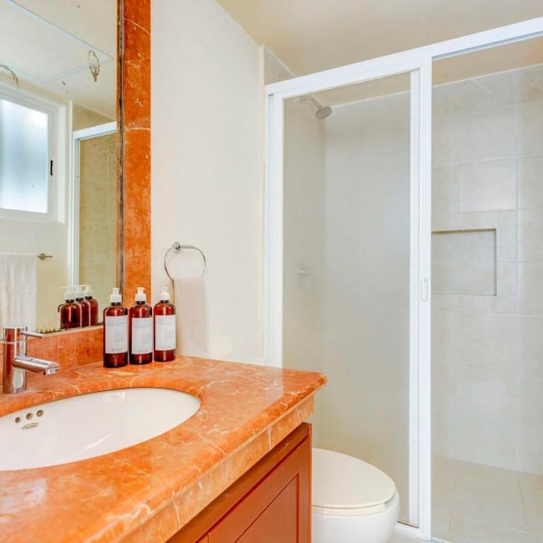 Pool, Gazebo, Parking, 2 Blocks to Beach & 5th Ave - Apartment - 16