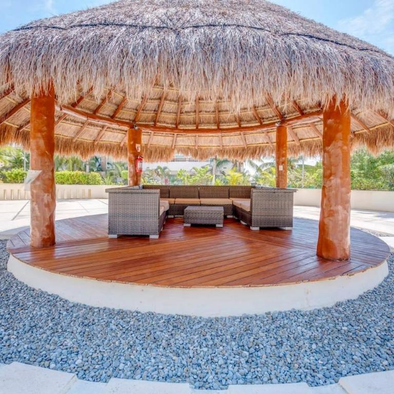 Pool, Gazebo, Parking, 2 Blocks to Beach & 5th Ave - Apartment - 23