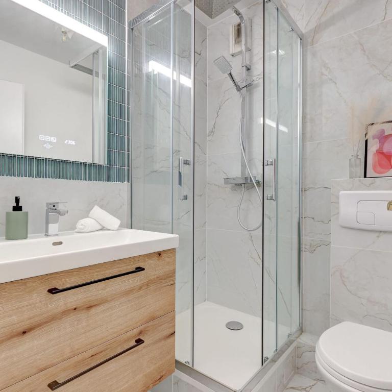 BnBNova - Madeleine & Champs-Élysées - 2BR 2BA with Balcony - Apartment - 17