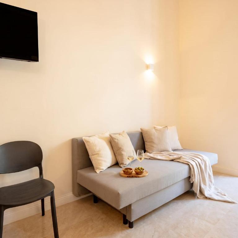 City Hub Urban Suites - Camera Tripla con Balcone - 13