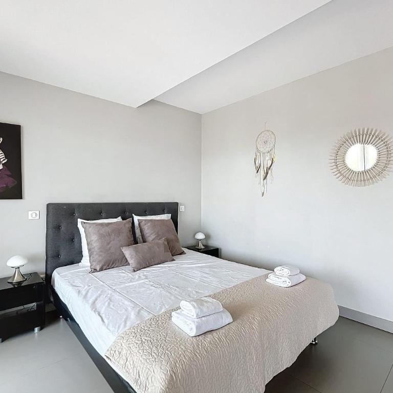 Elegant Design Apt With Balcony And Pool - Appartement - 3