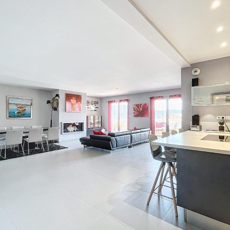 Elegant Design Apt With Balcony And Pool - Appartement - 5
