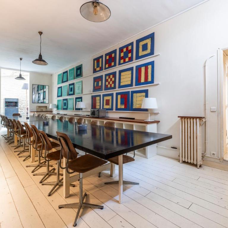 Spacious 4 Bedroom Parisian Retreat Near Gare Nord - Appartement - 25