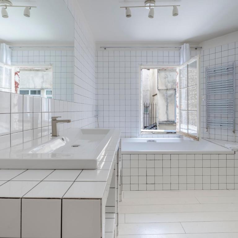 Spacious 4 Bedroom Parisian Retreat Near Gare Nord - Appartement - 35