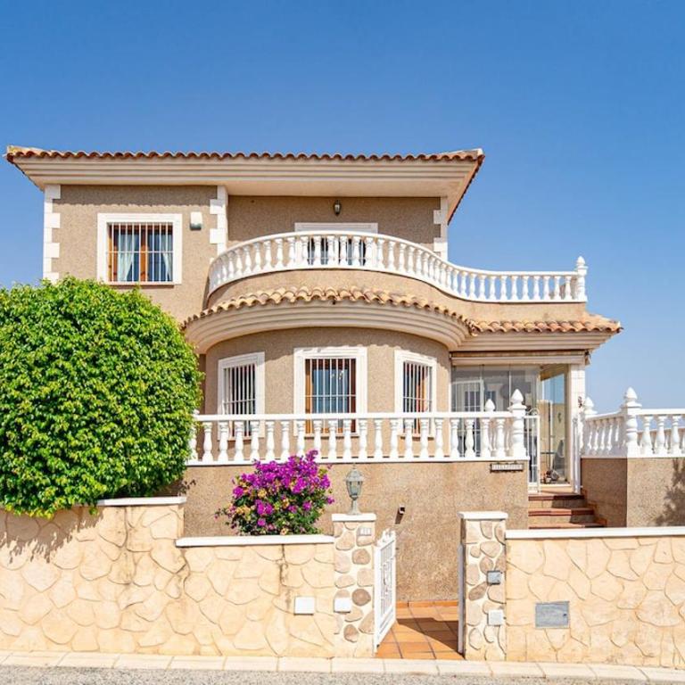 Stylish Villa near beach & pool access - Two-Bedroom House - 1