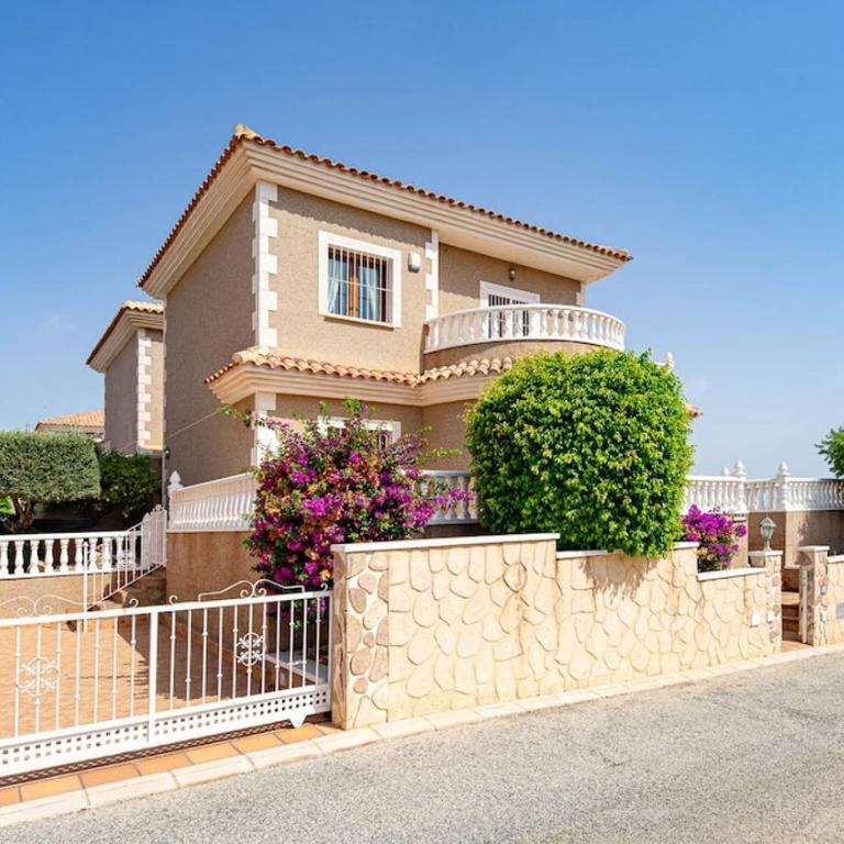 Stylish Villa near beach & pool access - Two-Bedroom House - 4