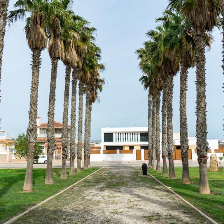 Stylish Villa near beach & pool access - Two-Bedroom House - 8